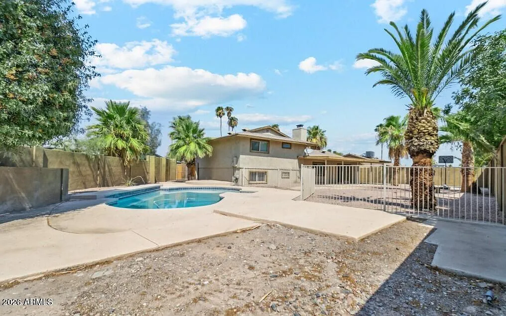 Room for Rent: Private Pool, Basketball Area, Firepit